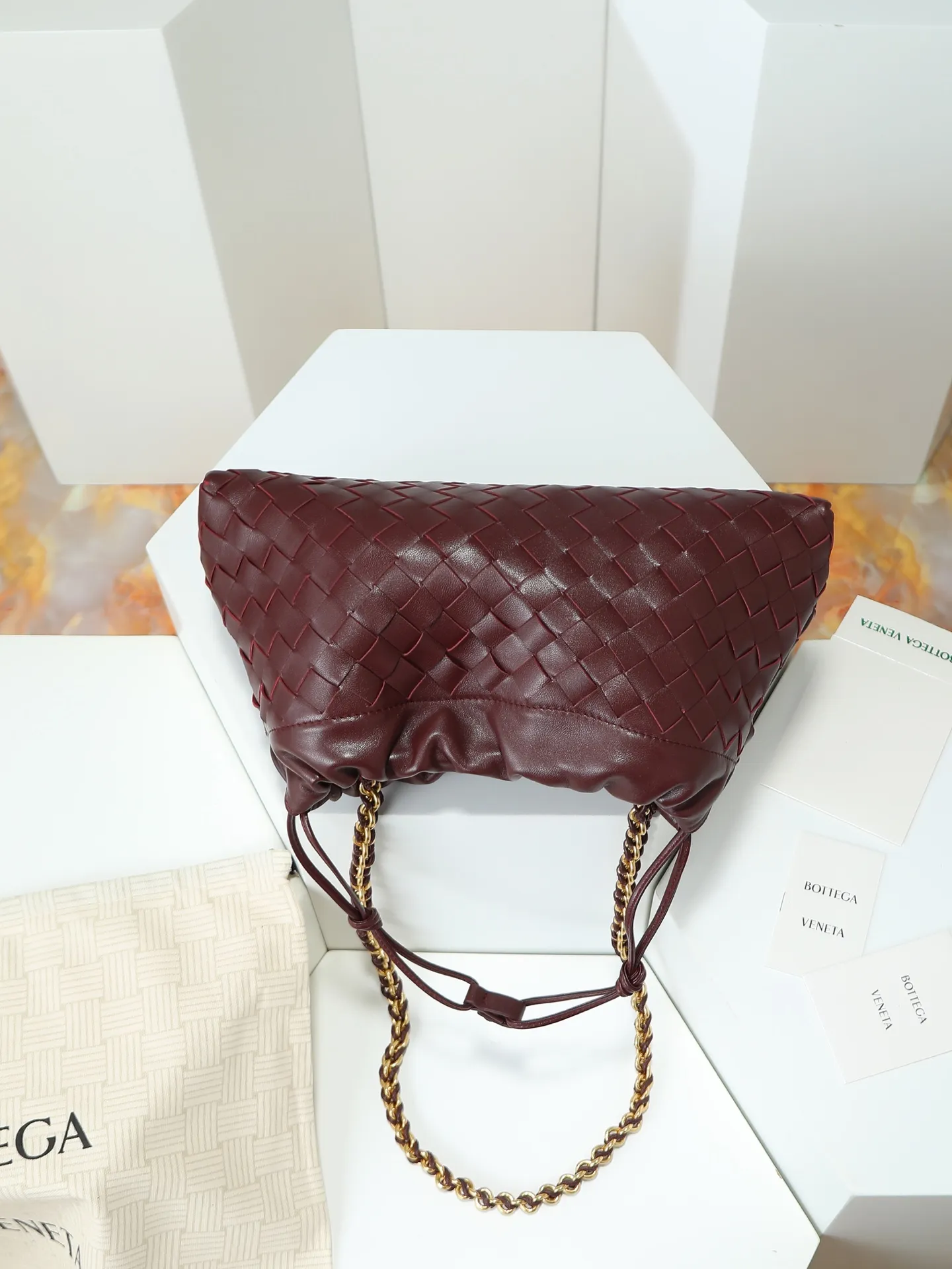 p1600. BOTTEGA VENETA 2025 new women's Dustbag Notte clutch. Dustbag, which has been very popular since its launch, has a chain clause! ! The hand-carrying method is reminiscent of the classic bag type Pouch , light and elegant, the retained drawstring design can be used as a bag, and the chain is longer, which is very suitable for sisters who like to carry their hands cross-body with their hands free. No matter which way you carry it, you can change the way you carry it according to the occasion and your mood of the day, which can make the overall outfit more fashionable🪄🪄The body of the bag has also been widened. It is the rainy season and the weather is hot, so it can easily accommodate small umbrellas and water bottles. The interior is made of nylon, which is light and comfortable to carry, and is very suitable for summer use. Style number: 839394 Size: 33*19*8cm